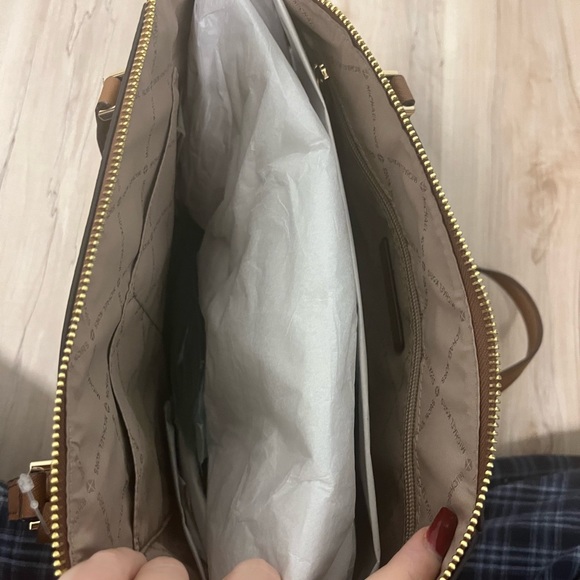 Brand new Charlotte Large Saffiano Leather Top-zip Tote Bag w box included - Picture 3 of 6